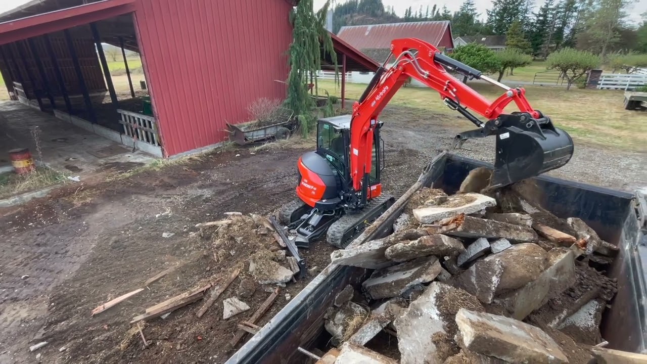 Kubota kx 057-5 Loads Concrete