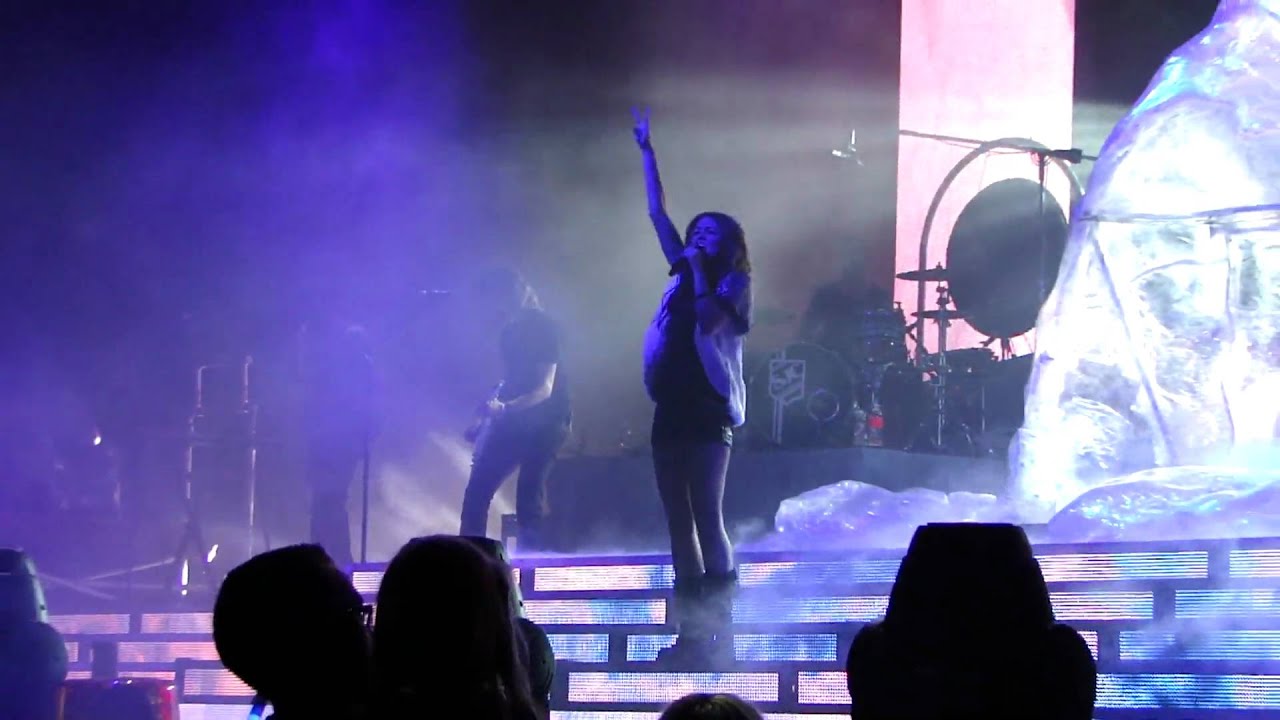 Miley Cyrus - Breakout - Up Close in HD Quality - Wonder World 2009 concert LIVE in Tacoma