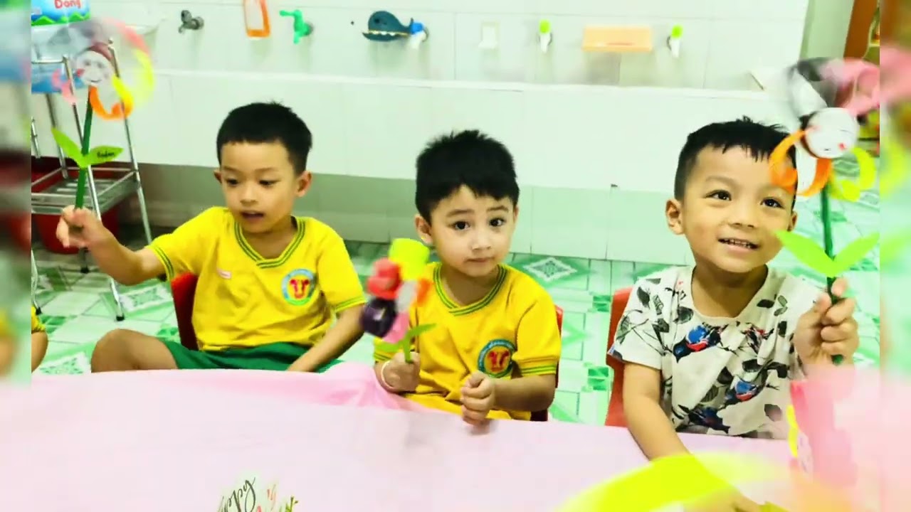 Bé làm hoa tặng mẹ nhân ngày 8/3