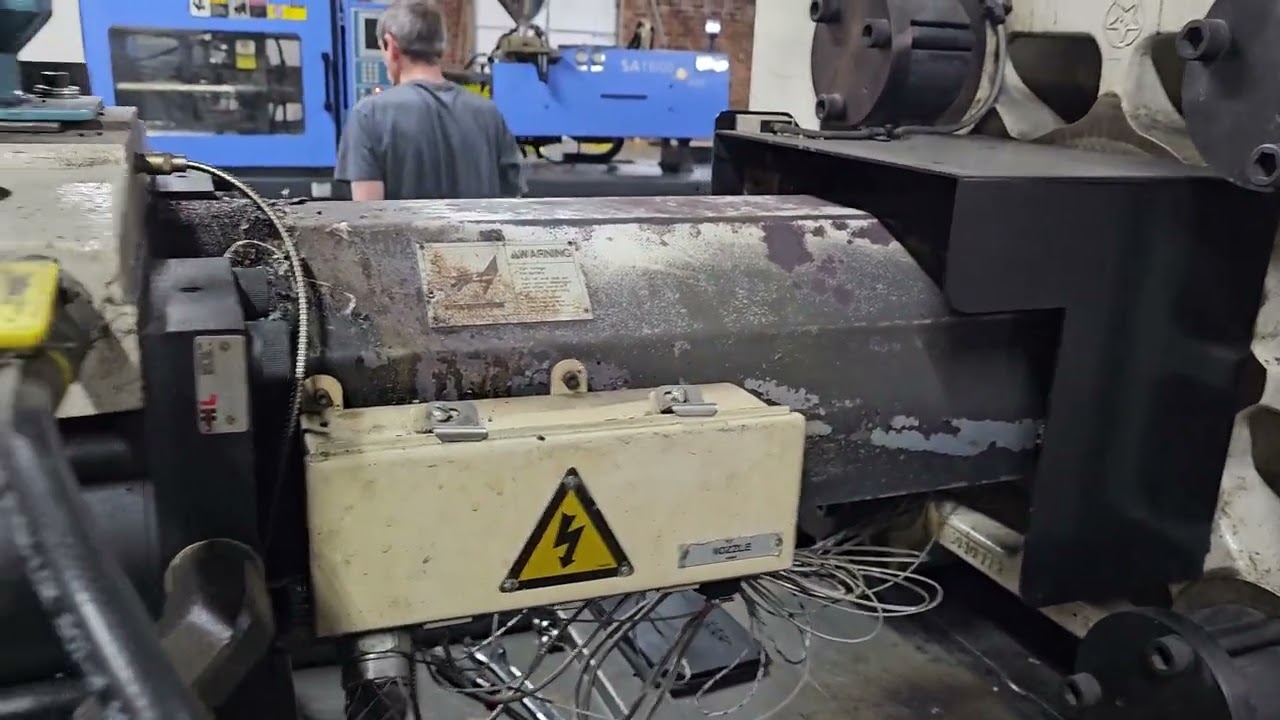 1997 Cincinnati milacron VT165-16 injection molding machine