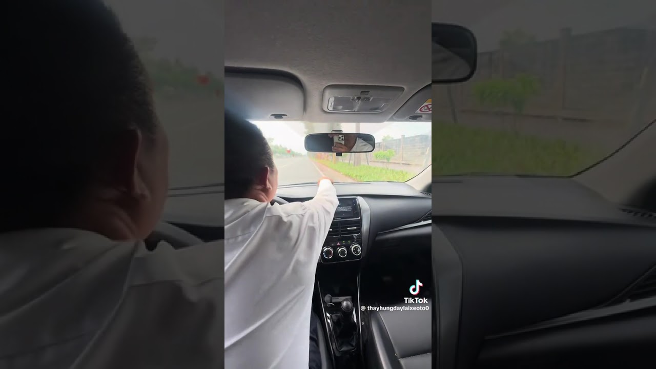 Canh Bánh xe phải là nút ruồi trên cần gạt mưa