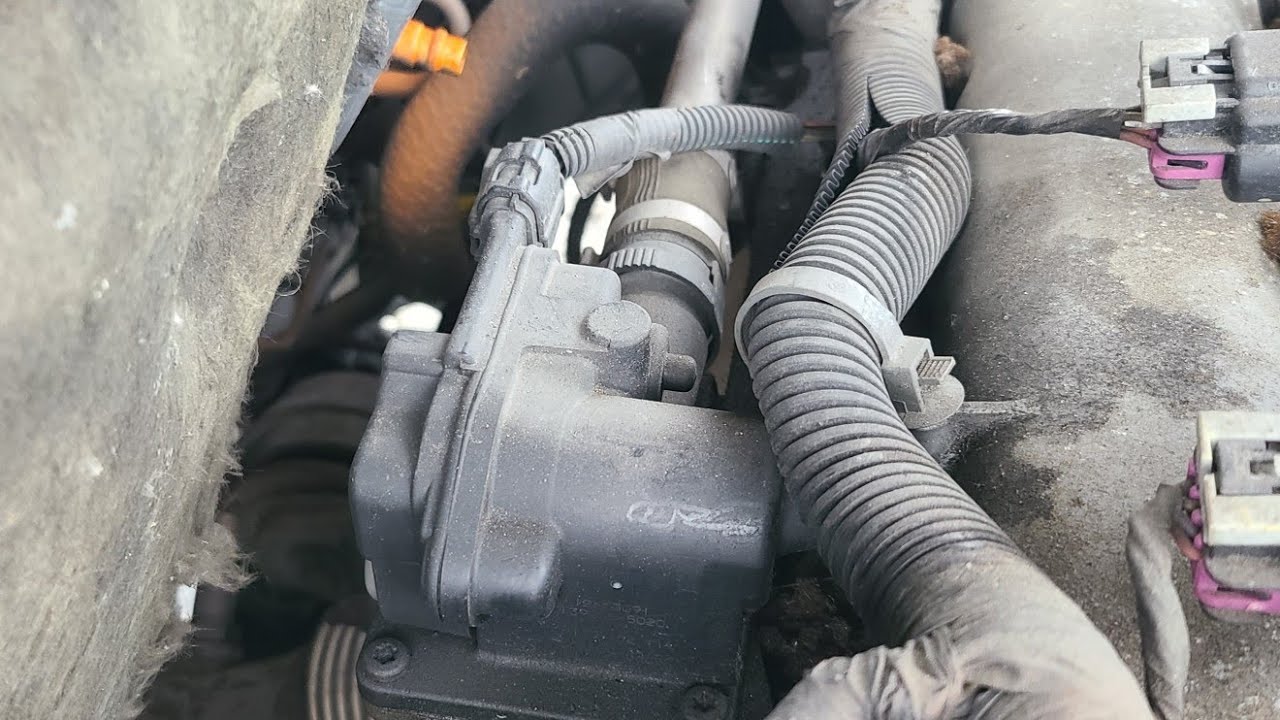 Снятие инжектора вторичного воздуха и насоса инжектора вторичного воздуха Chevy Cobalt (P0411)
