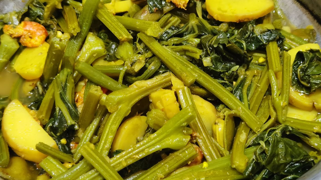 লাউ শাক, আলু আর চিংড়ি মাছ দিয়ে মজার রেসিপি।Fun recipe with gourd greens, potatoes and prawns.
