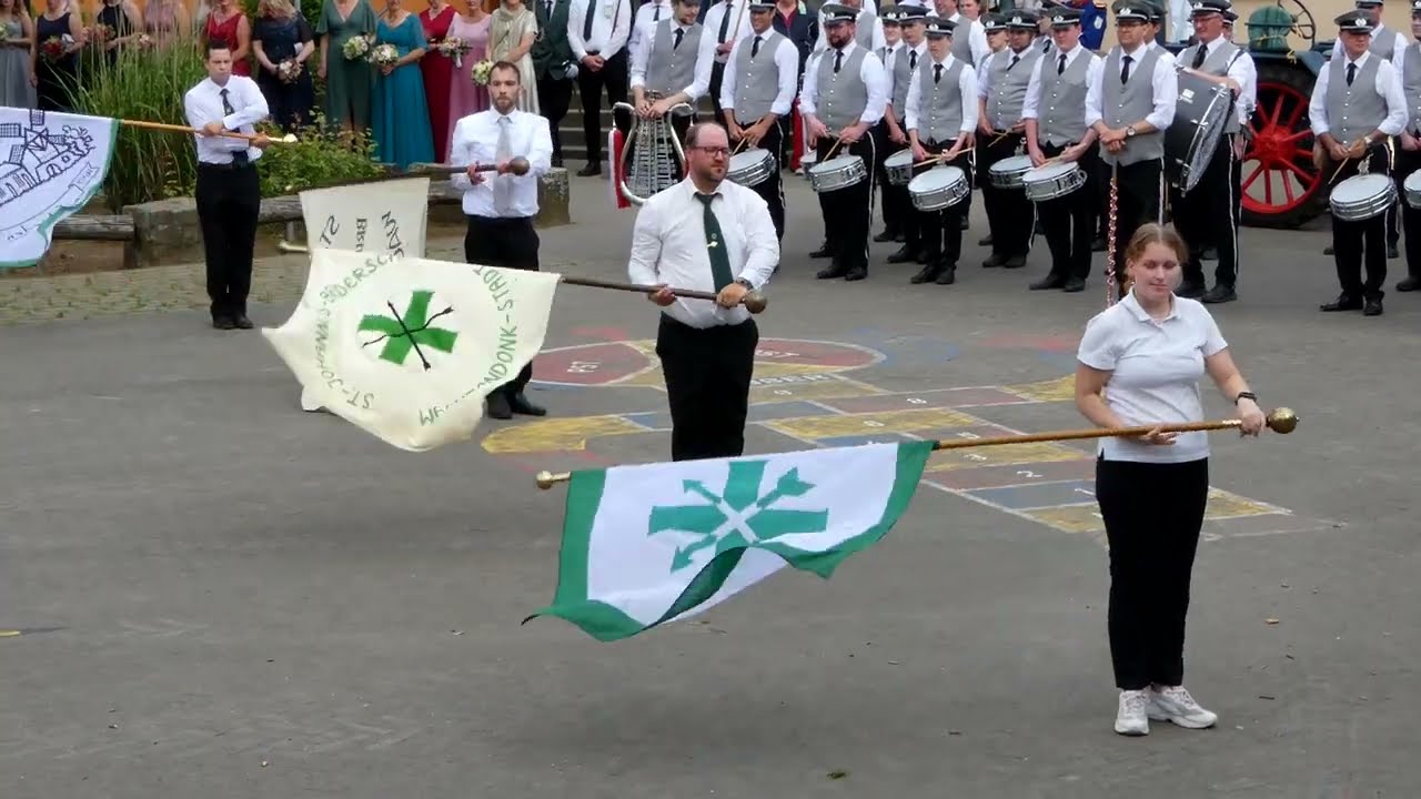 Schützenfest Sonntag 2024 Wachtendonk Gelinter – Fahnenschwenken an der Grundschule