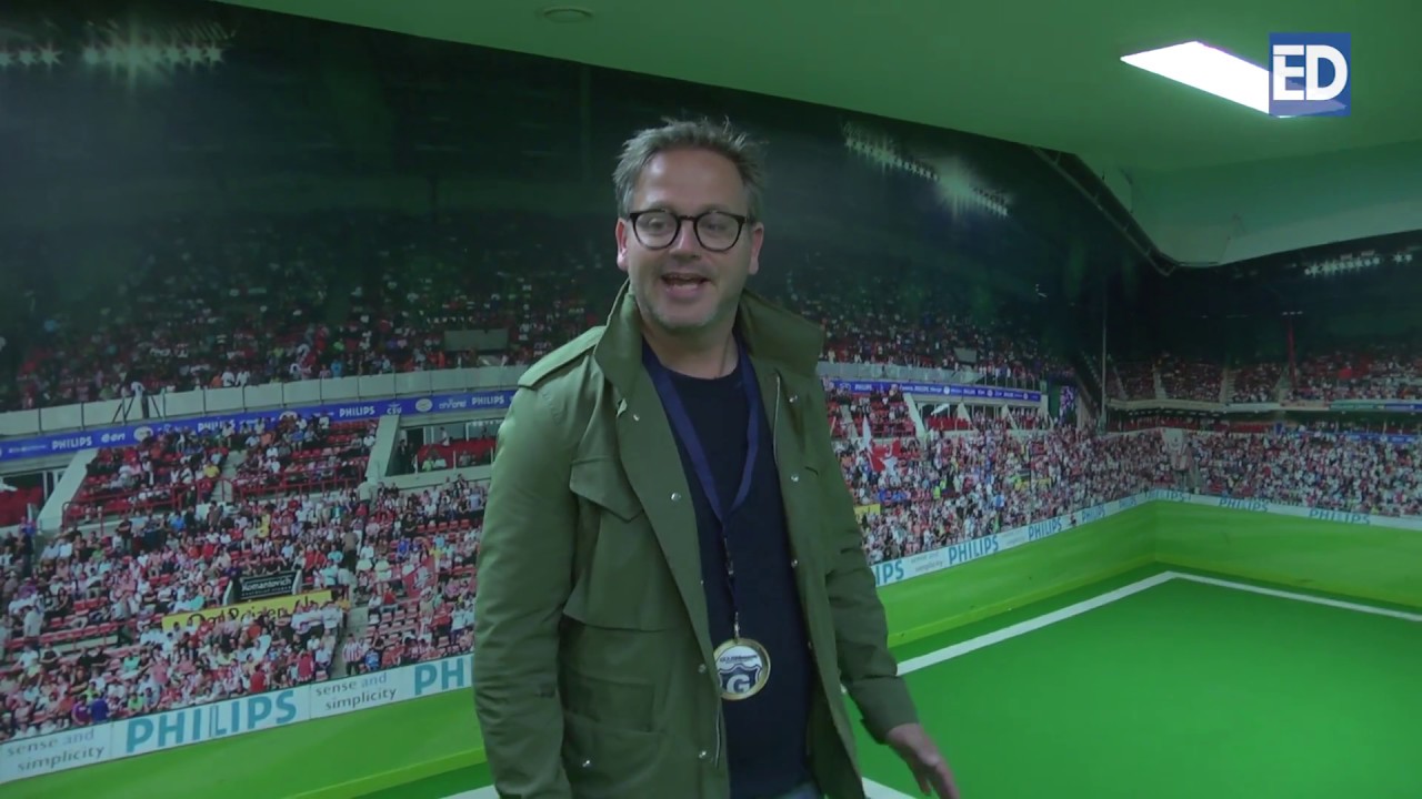 Guus Meeuwis geeft rondleiding in kleedkamer PSV