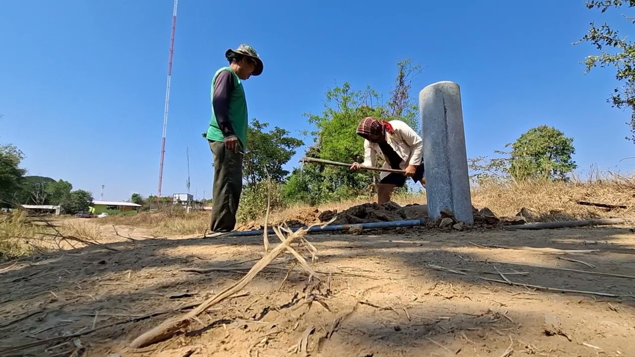 รถปูเหยียบท่อเพินแตก เปลี่ยนช่วยกันเรียบร้อย