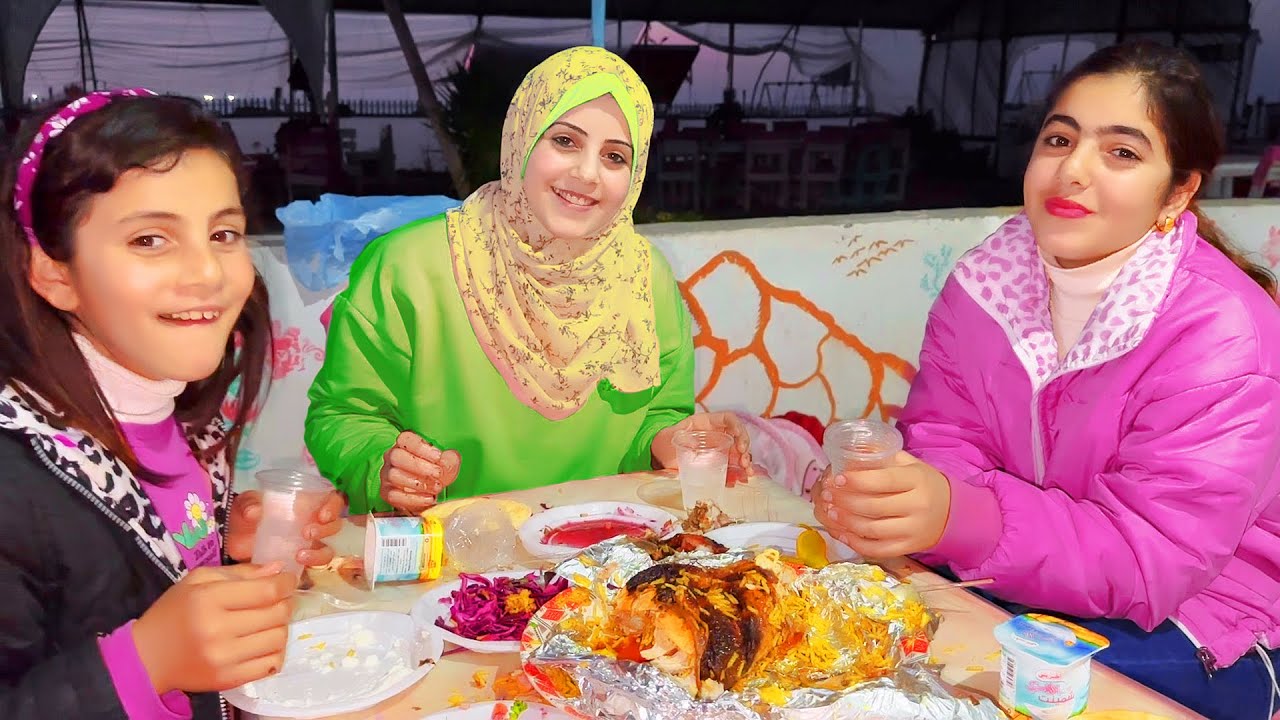 لما بنتك الصغيرة تخديها معك وتأكل برا البيت !