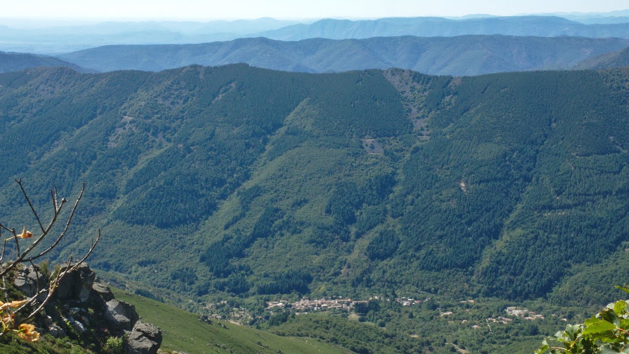 Valgorge, le sentier des Ferjasses et le massif du Tanargue