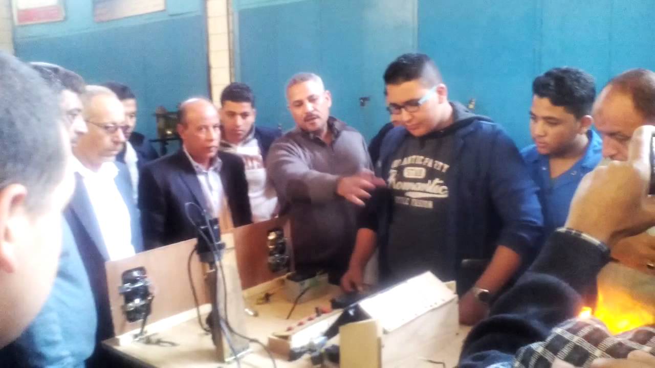 الجيزة الثانوية الكهربية بنين وتقدم ثلاث طلاب قاموا بي اختراعات داره كهربية كامل لسيار