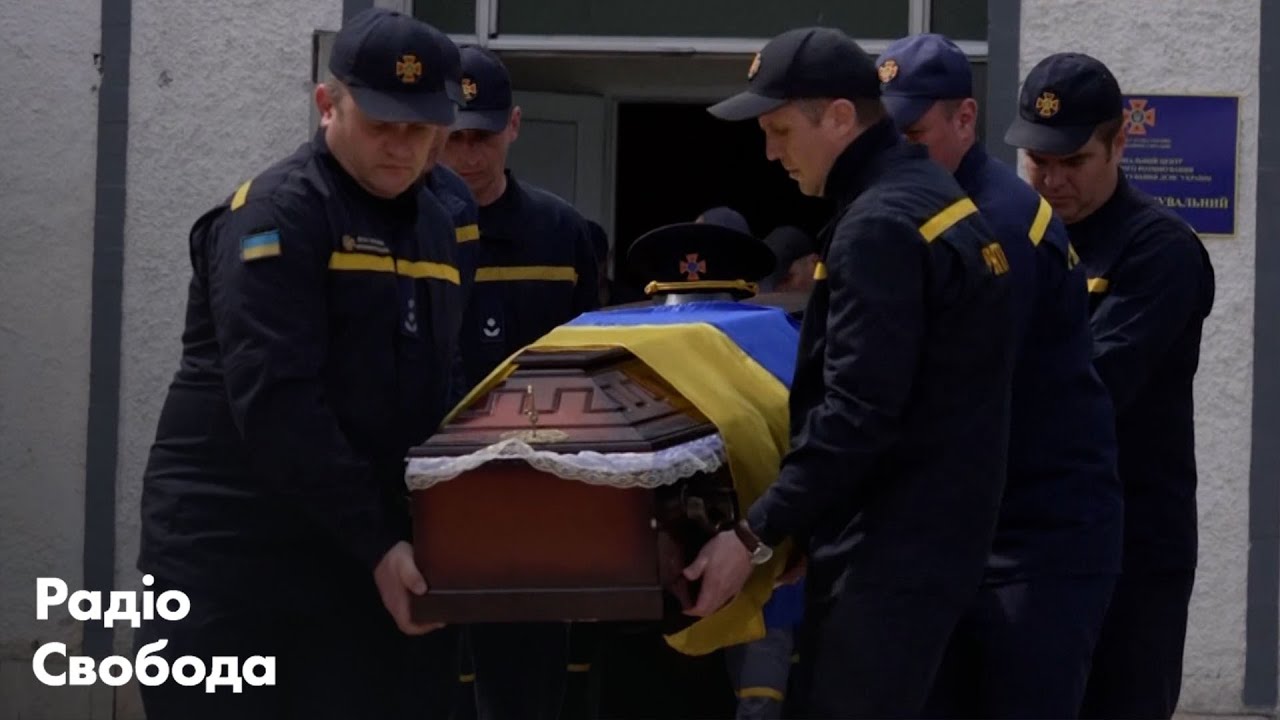Три сапера погибли при разминировании кассетной бомбы | Прощание в Харьковской области