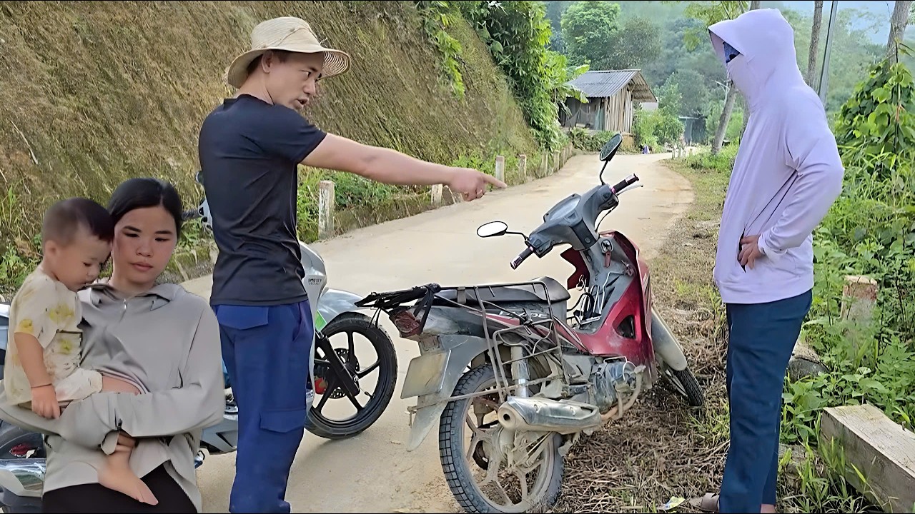 Bao wants Sinh's father to compensate him for the losses he caused.