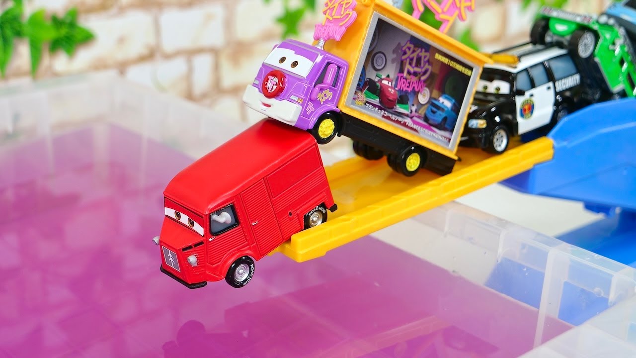Disney Pixar Cars minicar falling into the violet water♪ McQueen runs up the slope in Tomica♪