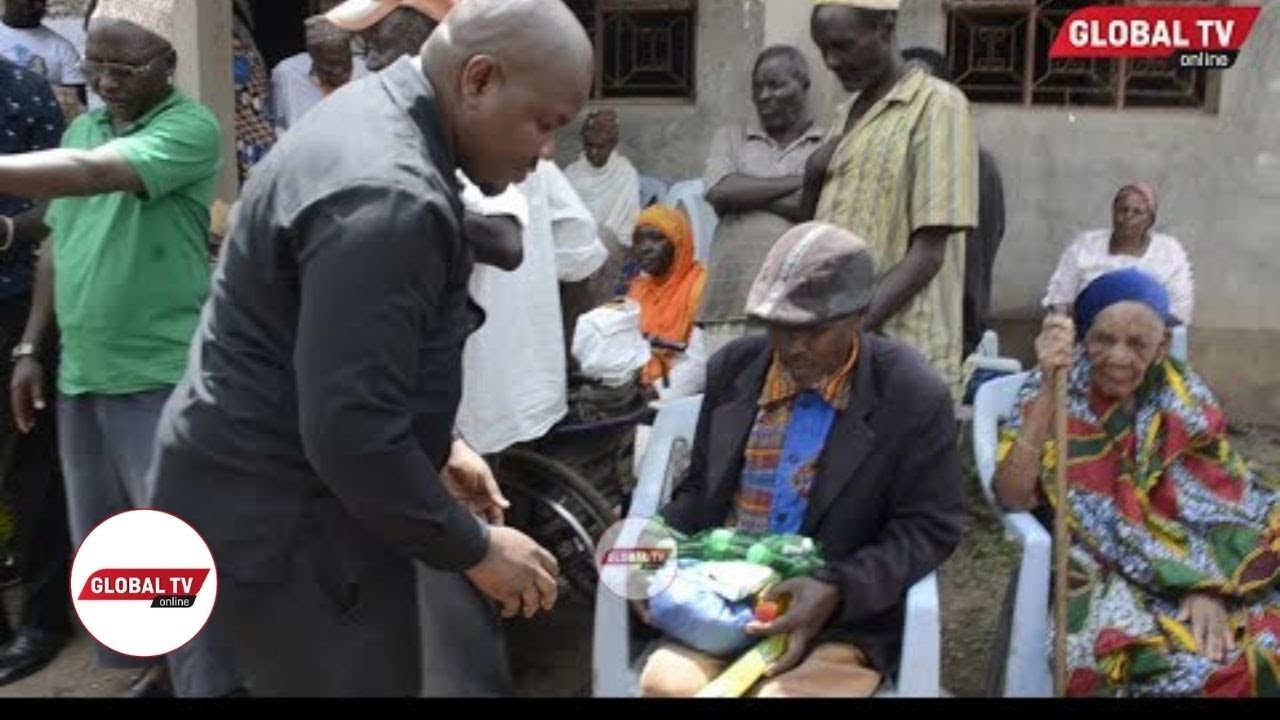 DIWANI Ataja MSHAHARA Wake HADHARANI kwa WANANCHI Akigawa MSAADA wa KRISMAS..