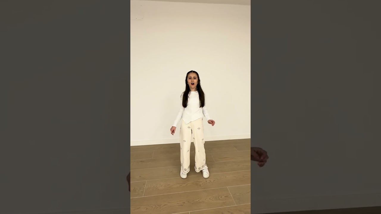 Sofía Muñoz canta 