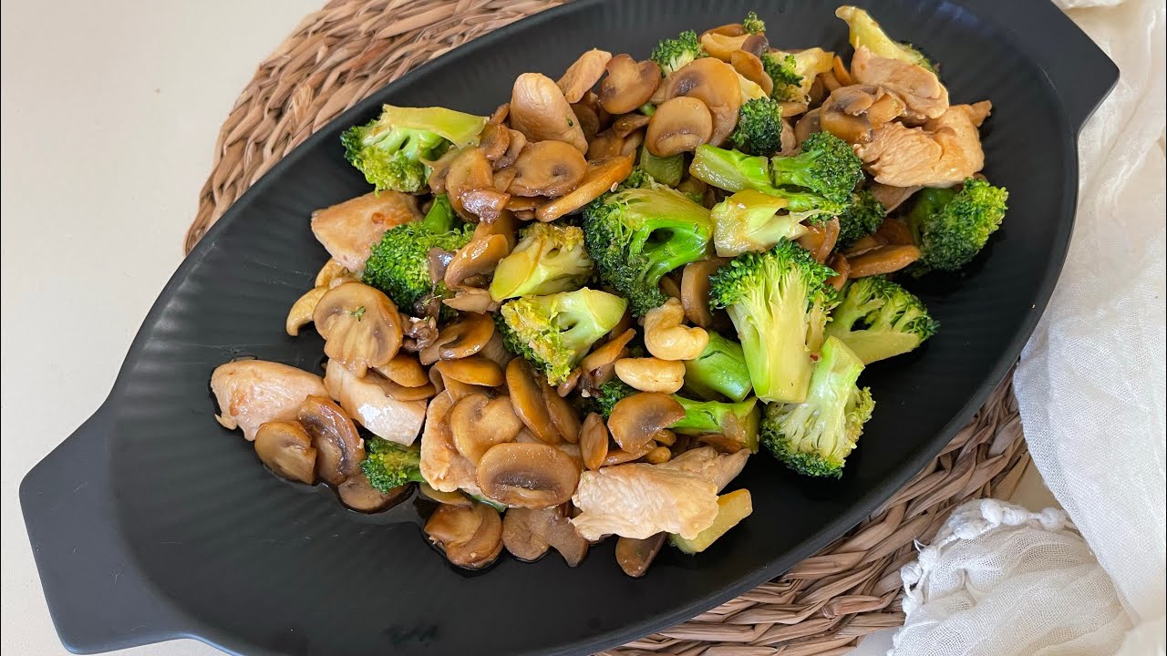 Salteado de pollo, brócoli, champiñones y anacardos.