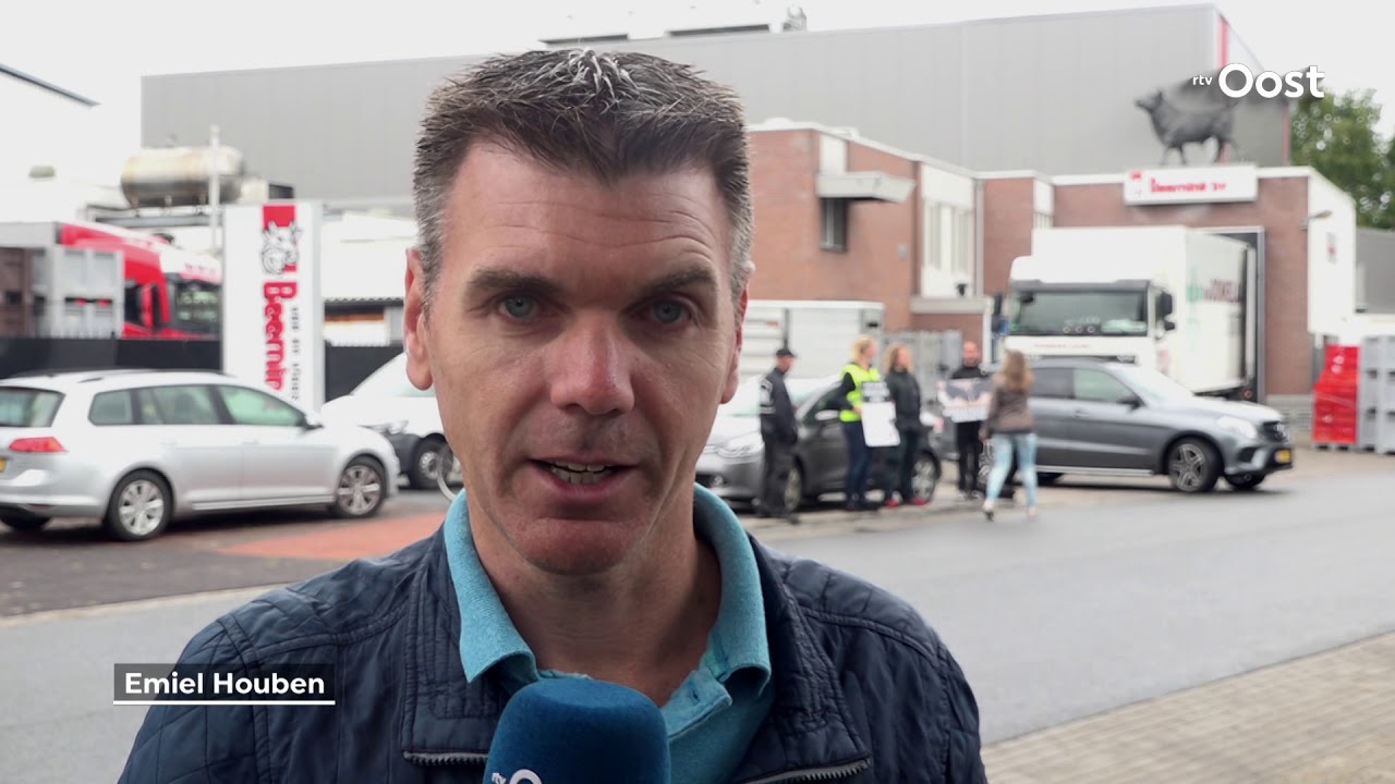 Dierenactivisten voeren actie bij slachthuis Oldenzaal
