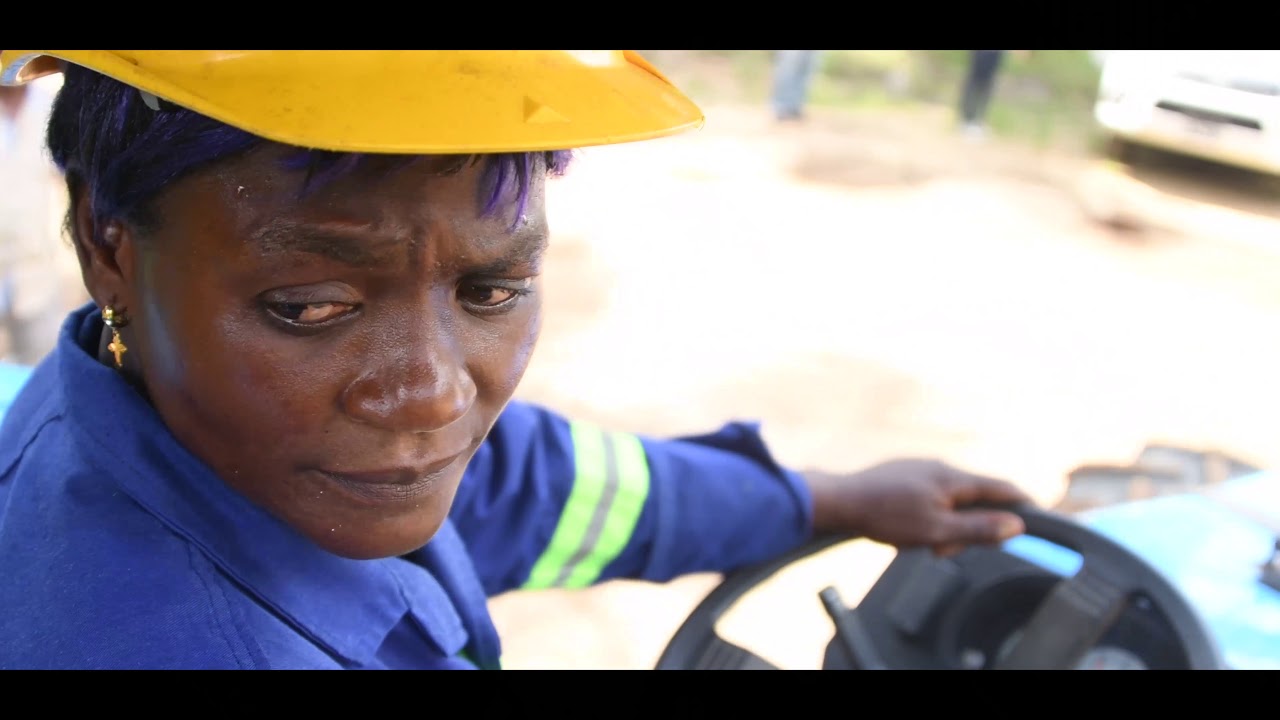 Portrait de la première femme conductrice de tracteur à Socapalm