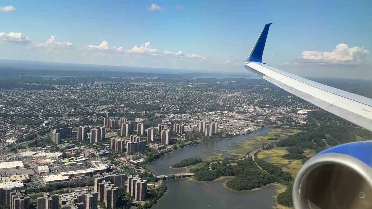 United 737-800 approach over Manhattan plus landing at New York LaGuardia LGA. PANORAMIC Views!