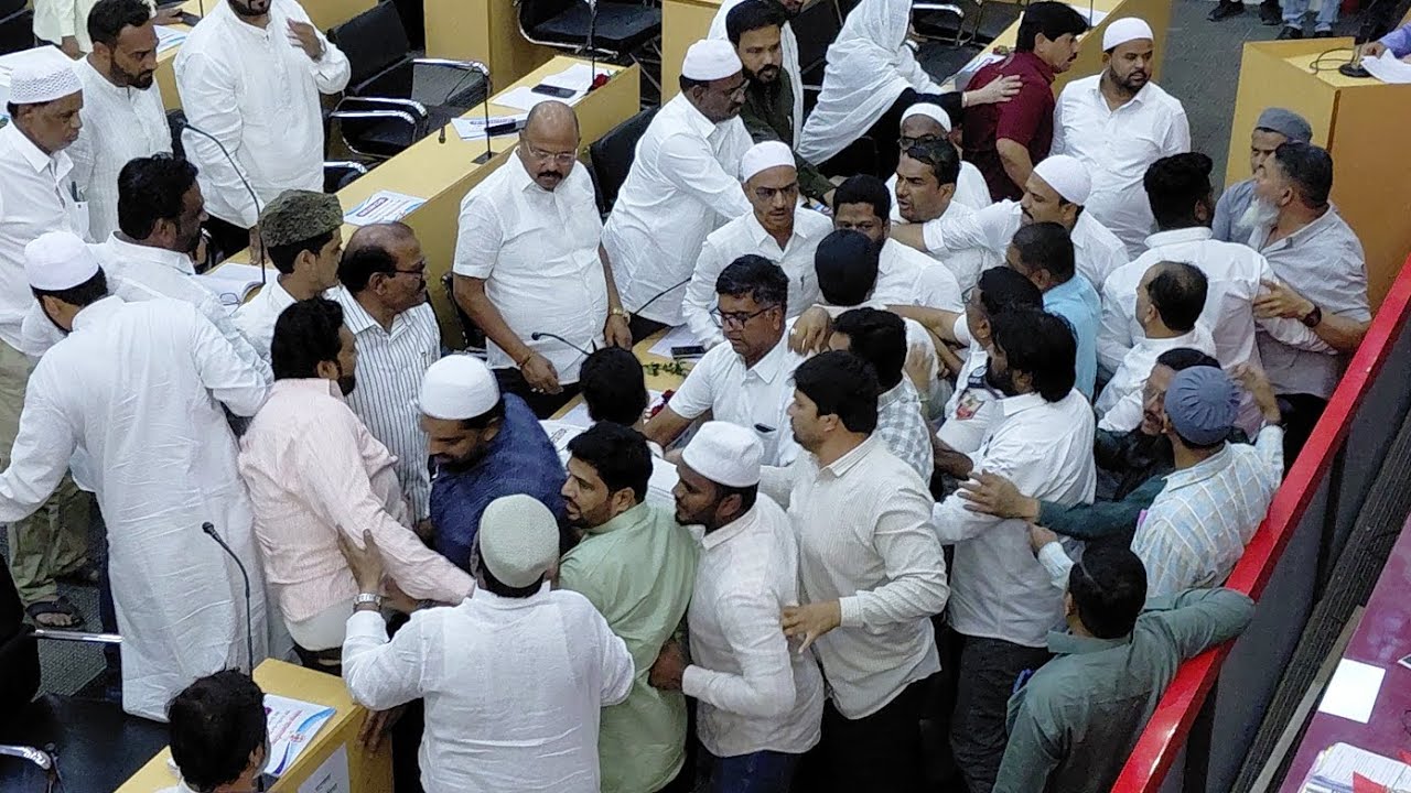 Islam व Mim पक्षाचे नेते महापालिका सभागृहात आपापसात भिडले,,,इतर नेत्यांच्या मध्यस्थीने वाद निवळला..