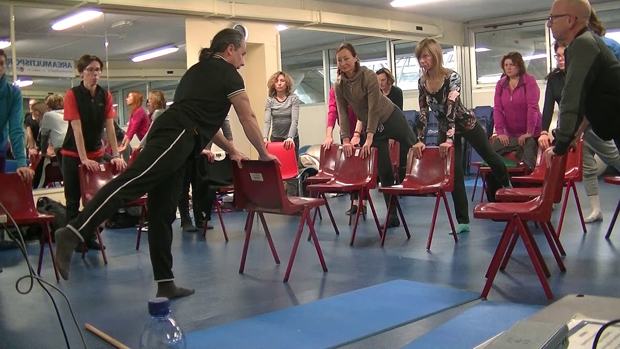 Dr. David Cardano - ginnastica posturale con utilizzo della sedia