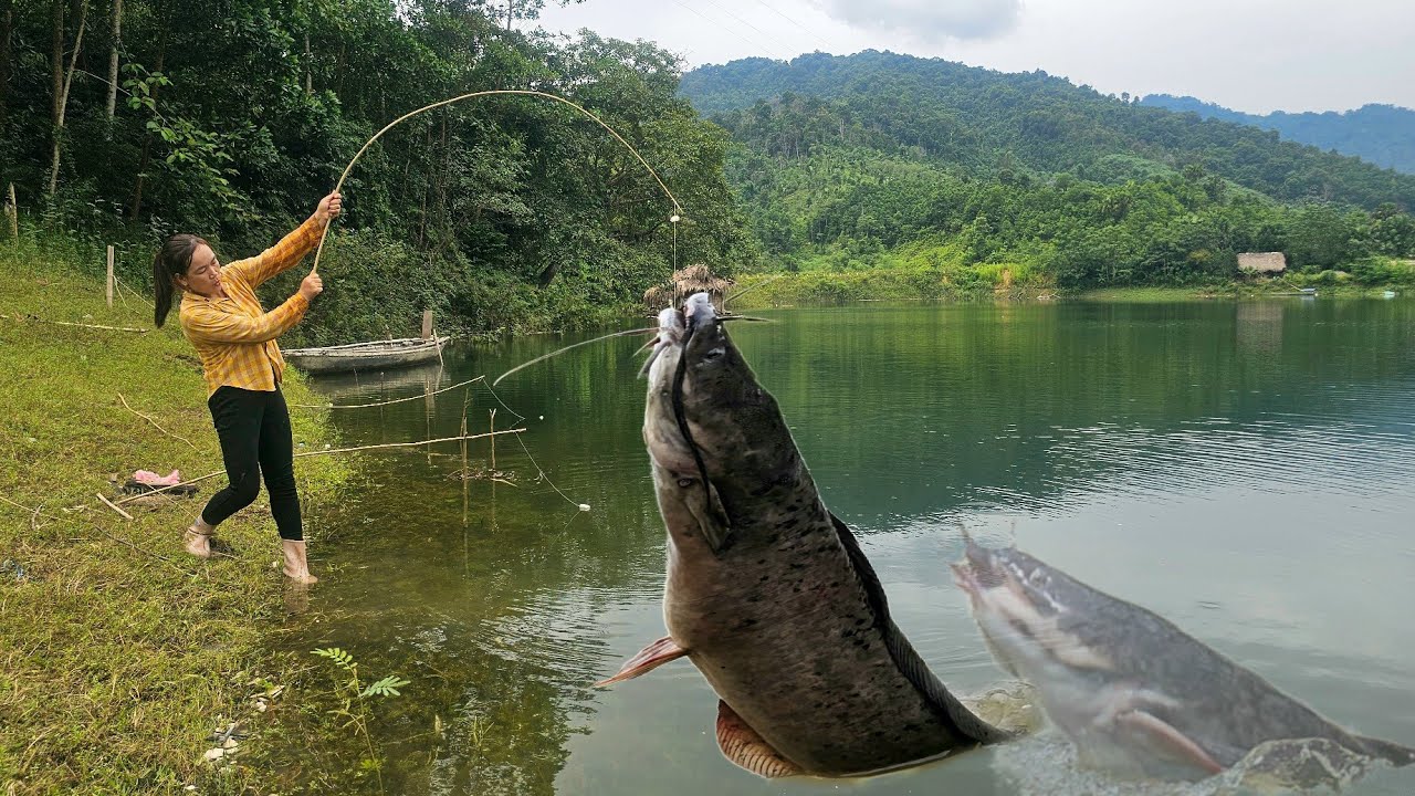 Traditional fishing techniques: A single mother uses various fishing techniques on rainy days.