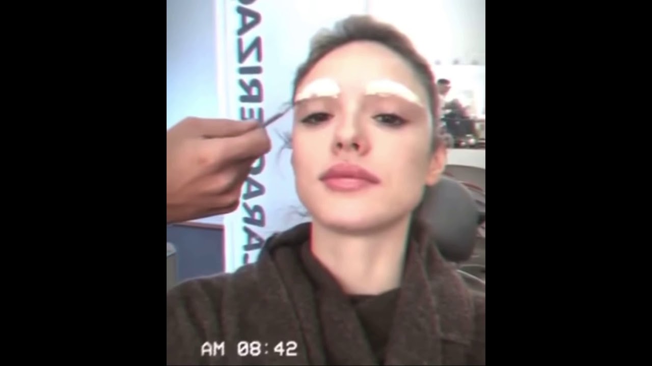 Isabelle Drummond se maquiando como a Emília versão Dirce Migliaccio ✨