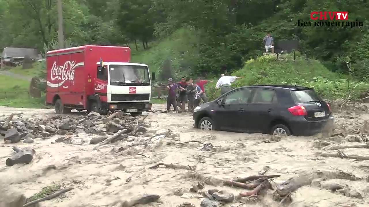 Сьогодні на Путильщині ледь не змило водою авто з київськими туристами