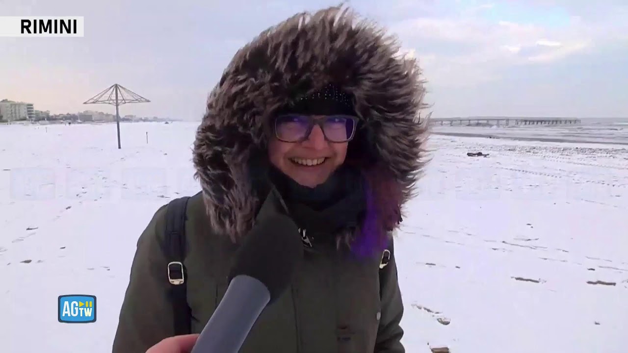 Maltempo, la spiaggia di Riccione imbiancata dalla neve [DIRETTA]