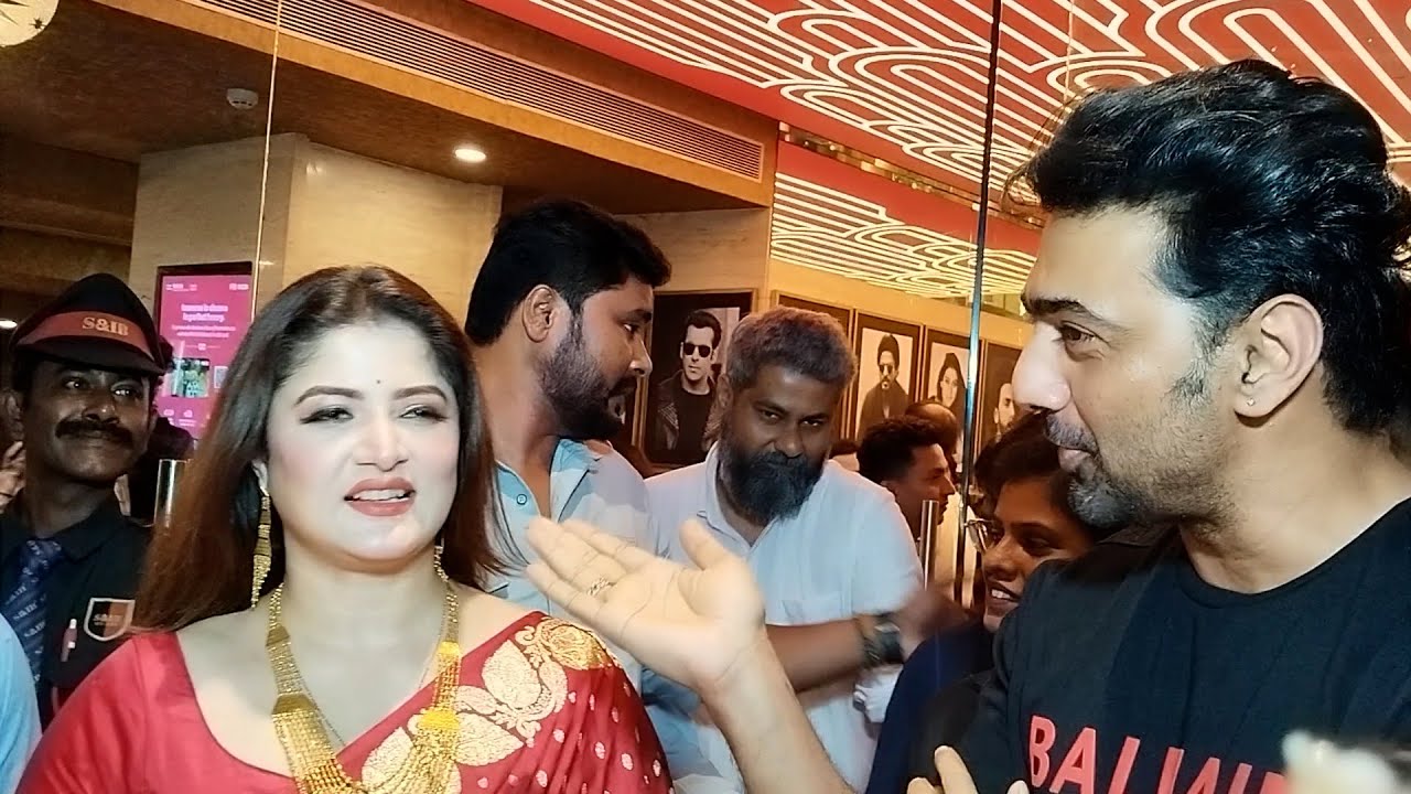সমস্ত বিতর্কের মাঝে গোটা টলিউড হাজির দেবী চৌধুরানীর স্পেশাল  স্ক্রিনিং-এ. Srabanti, Prosenjit,Dev,