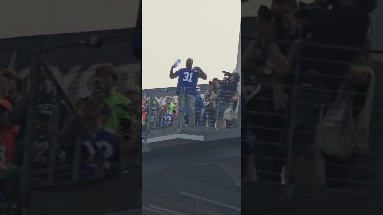 Kam Chancellor raising the 12 Flag.!💪🏈
