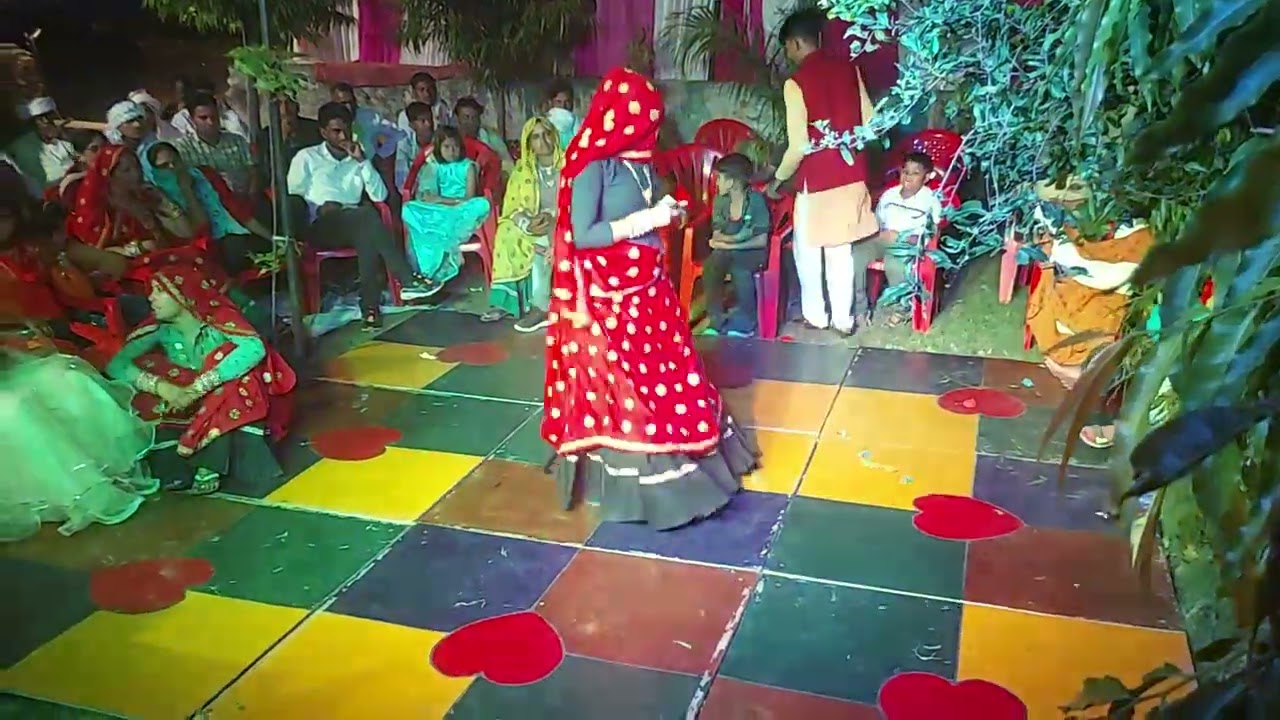 छोटी सी को कर दियों व्याव गाने पर.....  मीना लेडीजो का डांस