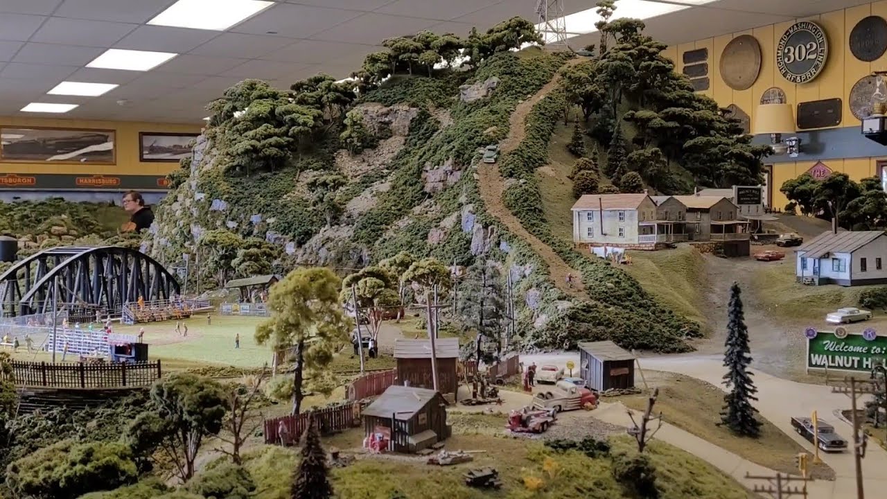 Huge Model Train Displays at the Altoona Association of Model Railroaders!