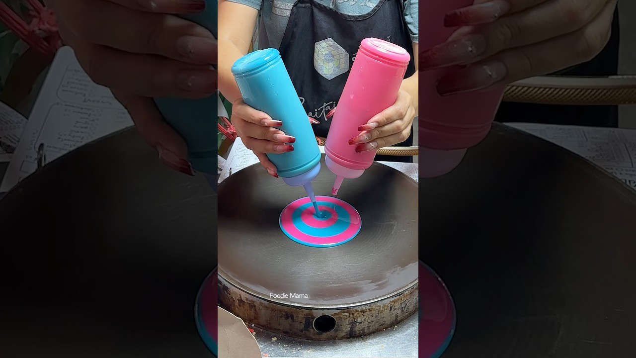 Unique! Crispy rainbow crepes popular at Bangkok night markets