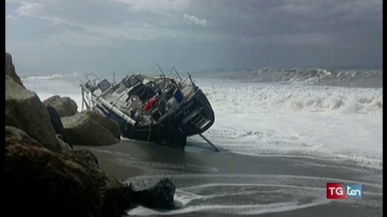 Cetraro, Mare forza otto. Barca a vela si schianta sugli scogli TG ten 12 settembre 2017