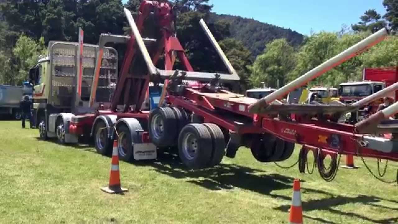Self loading trailer demo at whangarei truck show