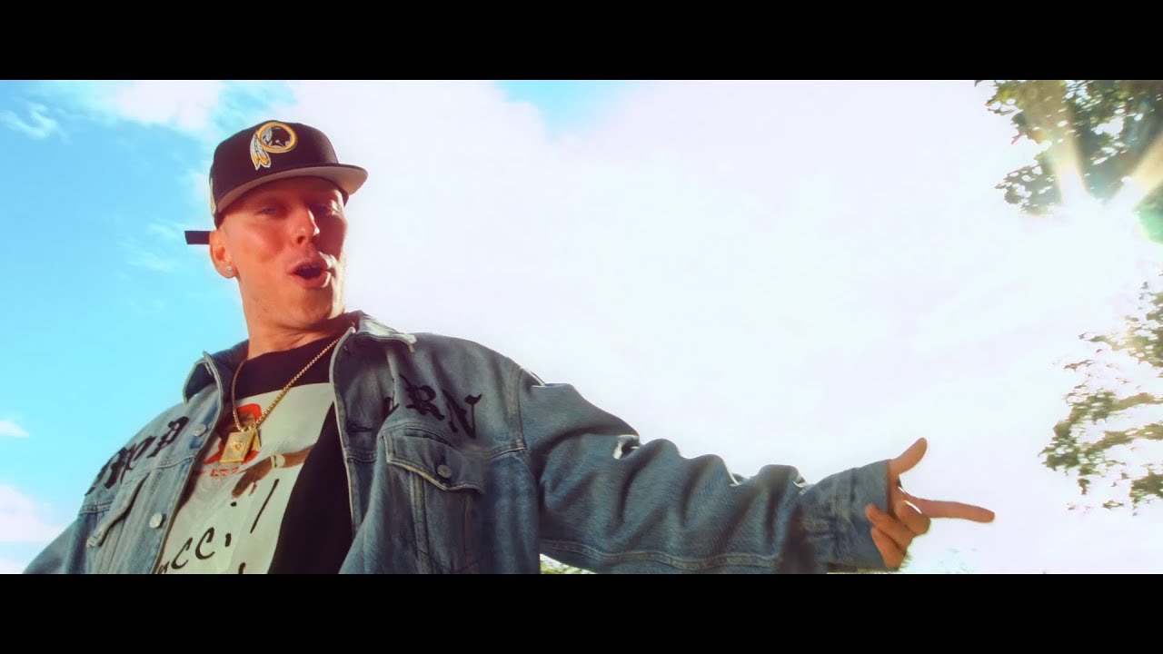 M&auml;kki - Menee Hyvin ft. Kielijuhani, Slim Mill (Virallinen musiikkivideo)