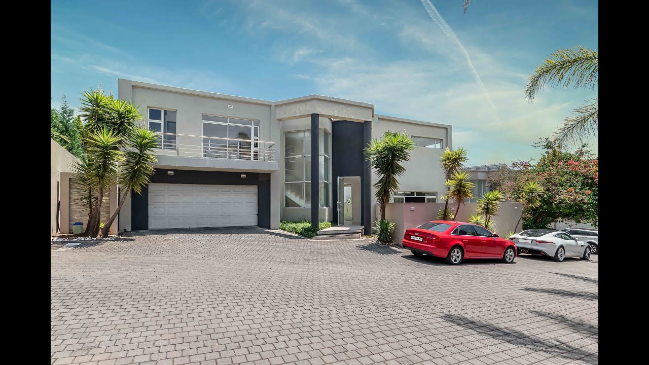 Grandeur Home Exuding Luxury and Elegance