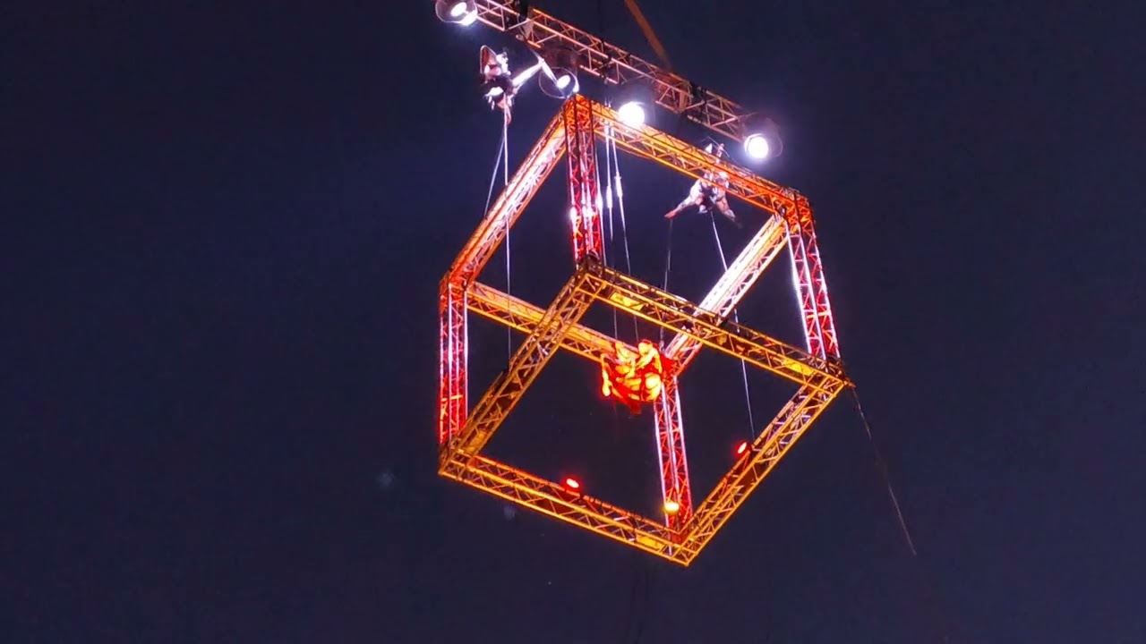 Cubo – уличный спектакль итальянской цирковой компании