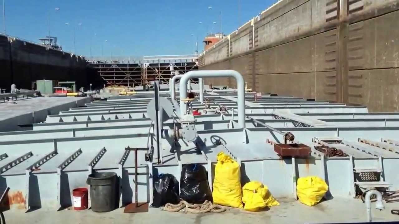Raising wheelhouse at lock 16 on Arkansas River
