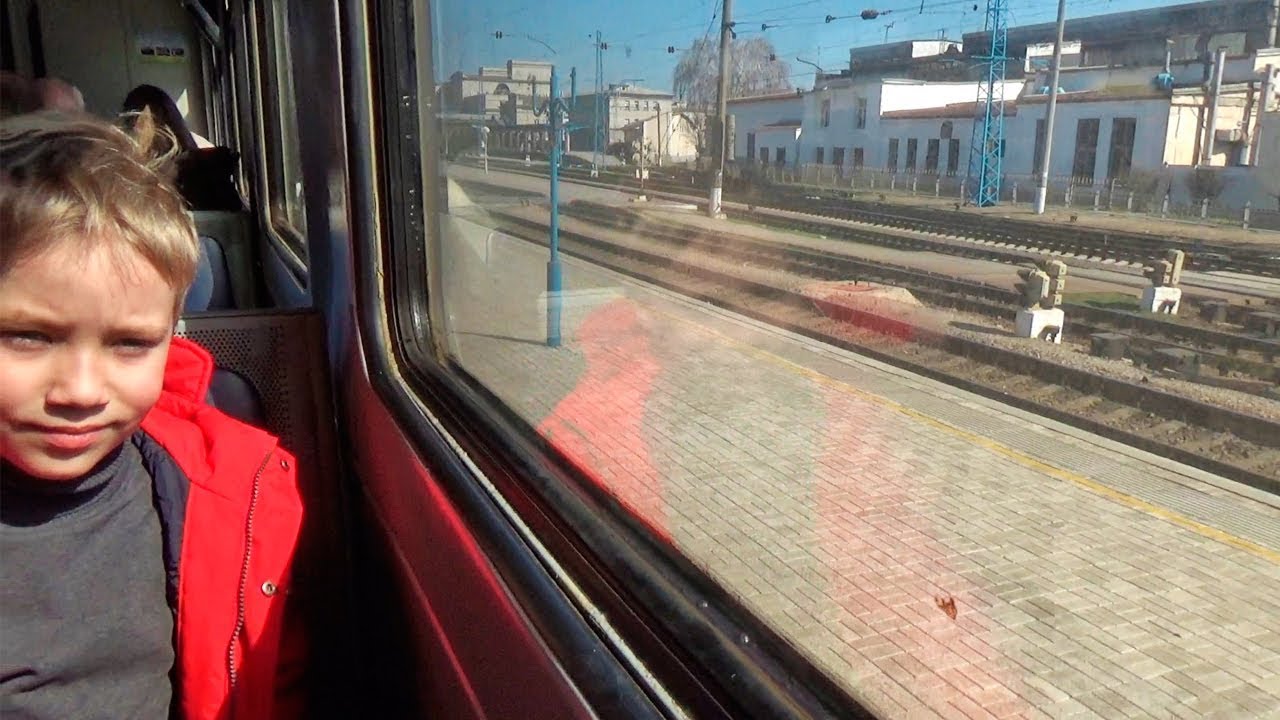 ЭЛЕКТРИЧКА и МЕТРО - Что быстрее? Покатаемся на поезде и на метро и проверим. Видео для детей