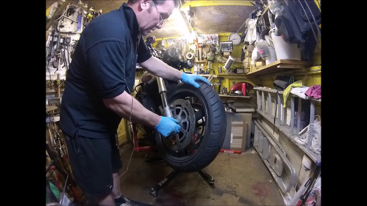 GSXR 600 Motovlog 4 Re Fitting front wheel