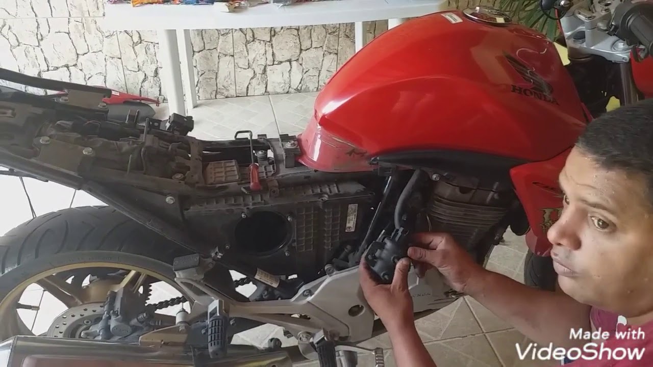 Trocando o filtro de combustíveis da cb 300r ano 2015