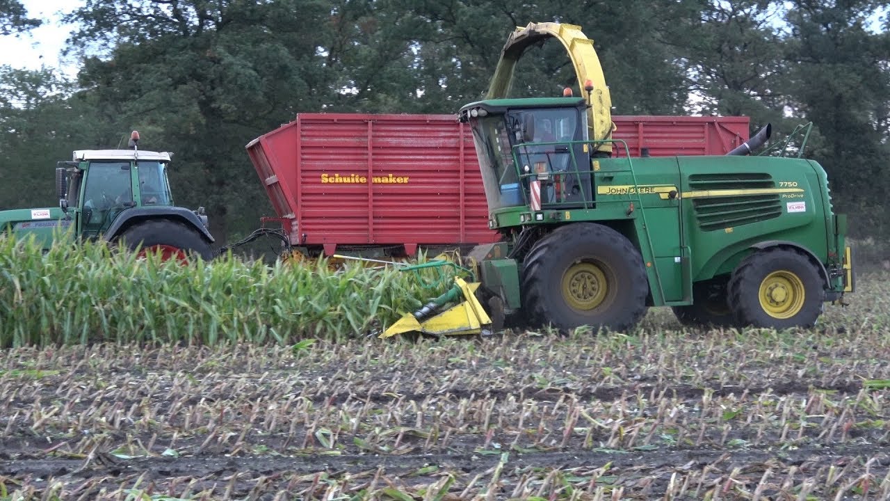 Loonbedrijf Wilmink 's avonds aan het 