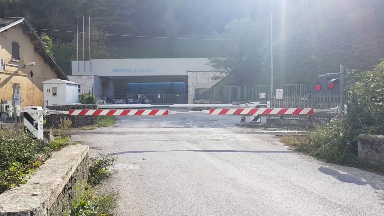 Passaggio a livello Caporio (RI)// Level crossing