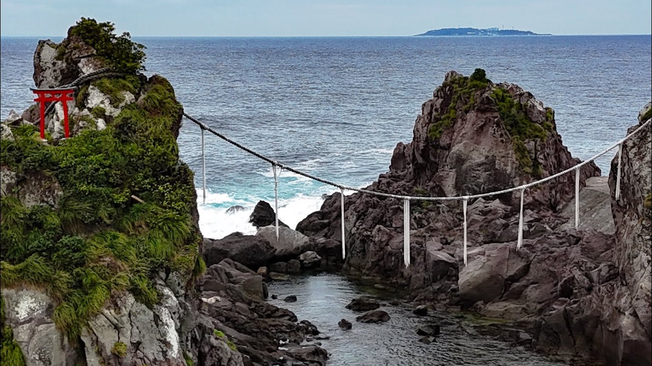 Air3 三ツ石の静謐-真鶴岬先端から眺める自然の造形 (Mitsuishi Rocks-Nature’s Sculptures at the Tip of Manazuru Peninsula)