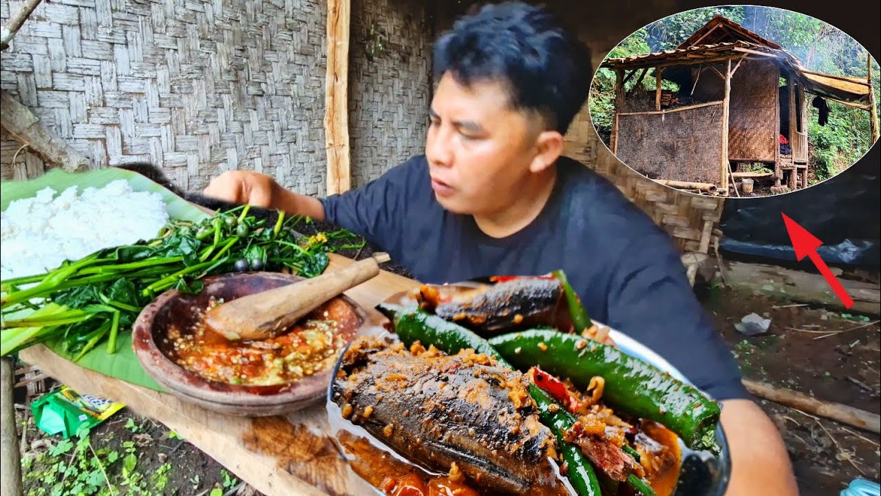 SENDIRIAN TERJEBAK HUJAN.! DI PONDOK KEBUN SISI SUNGAI MEMBUAT OLAHAN SEDERHANA SANGAT NIKMAT