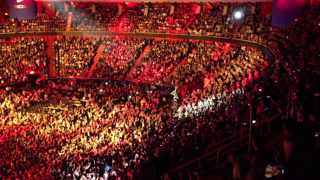 PINK flyger i Globen 26 maj-13