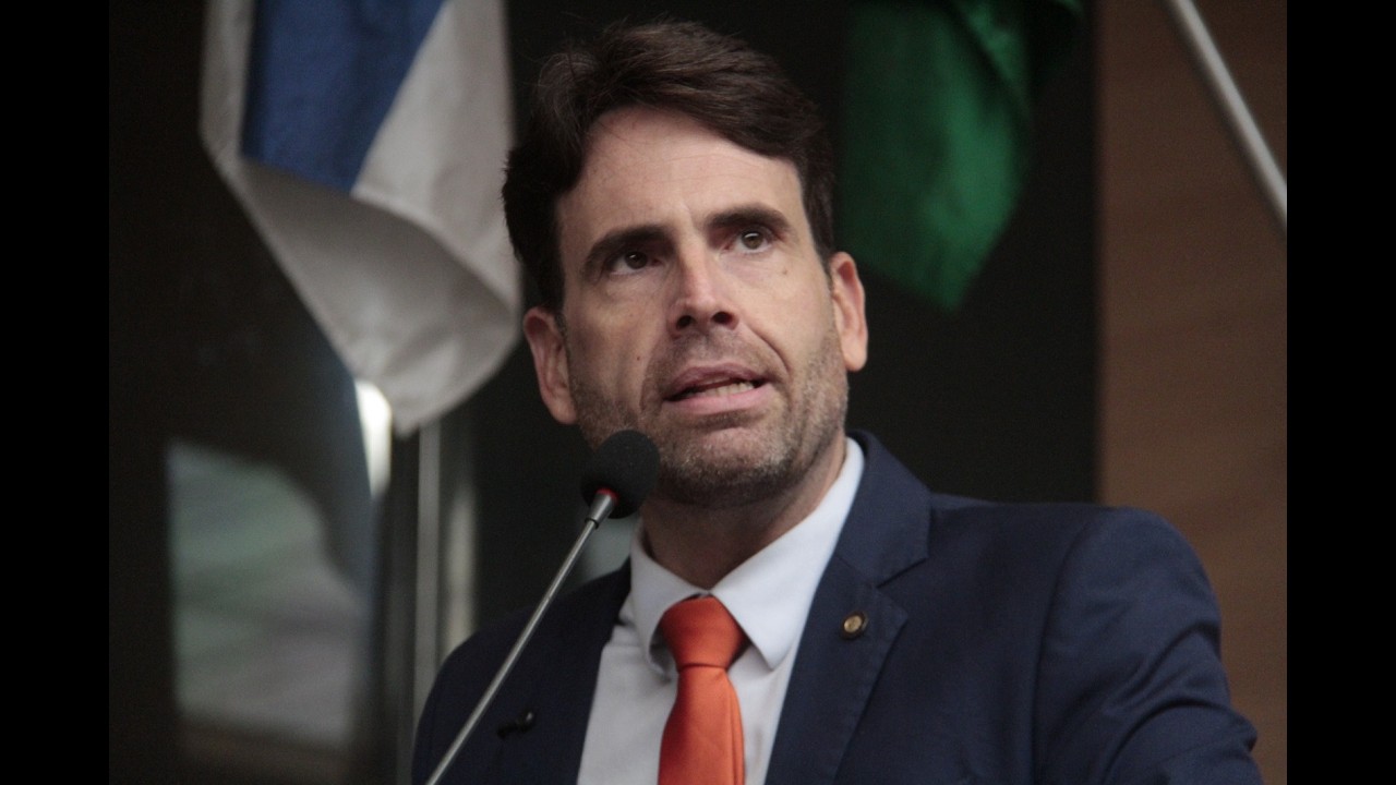 Eduardo Moura discute voto de aplauso e moção de apoio apresentados por Cida Pedrosa