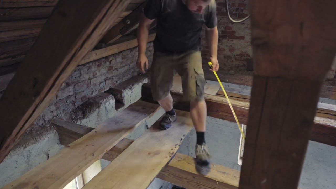 Instalace stropního trámu.