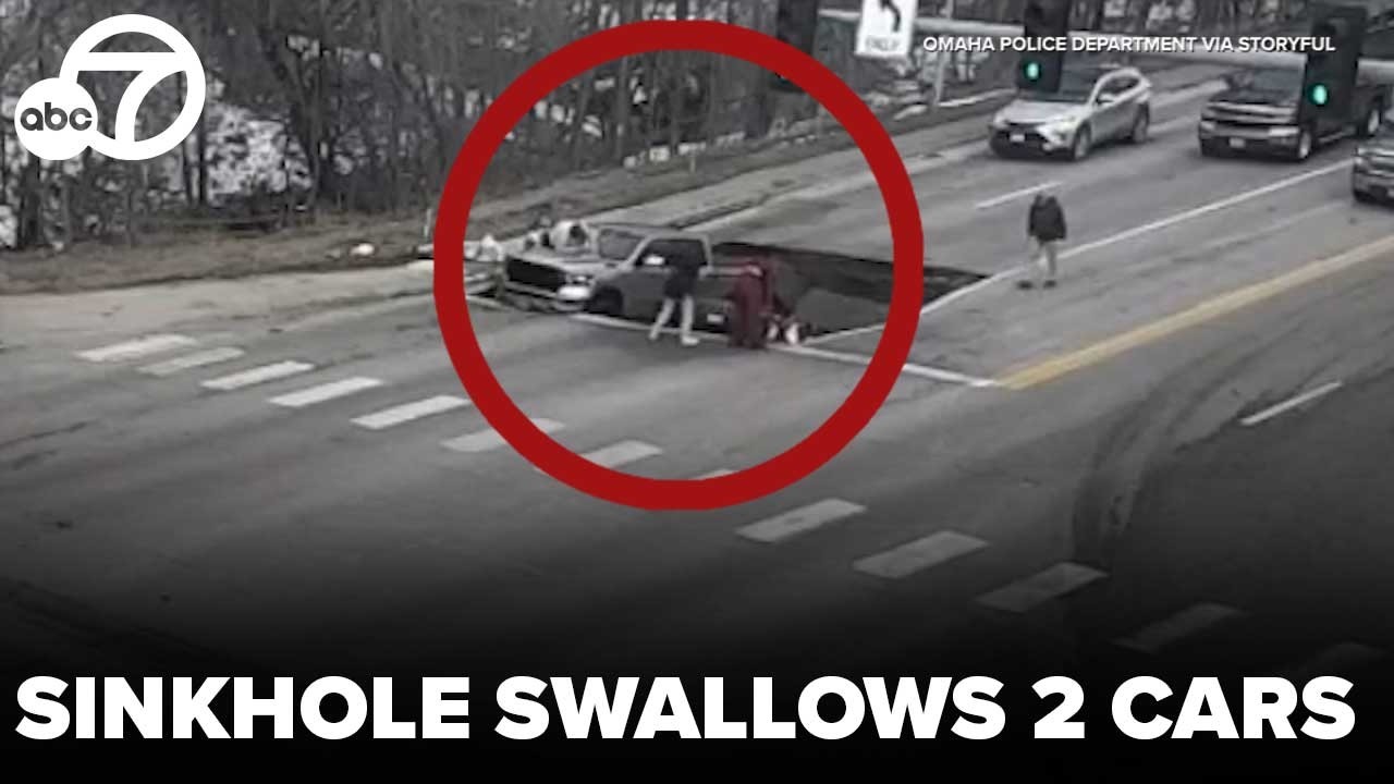 Video shows sinkhole swallow 2 cars at traffic light in Nebraska